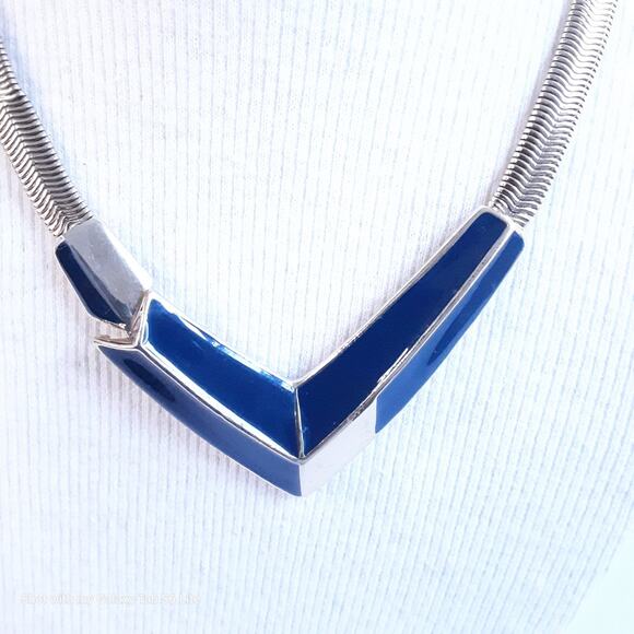 Trifari Necklace  Gold Tone Flat Snake Chain Navy Blue Enamel Hook Clasp Pendant - Picture 3 of 13